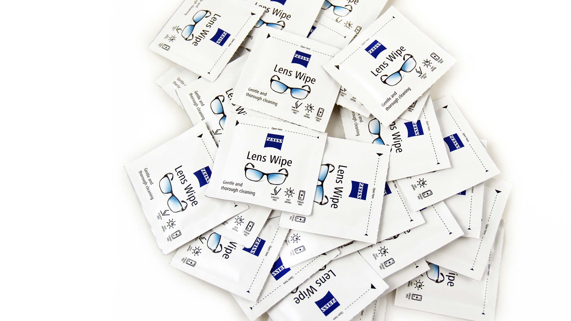 An image of ZEISS lens cleaning wipes and spray.